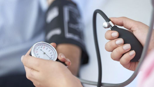 Ipertensione: Sintomi, Cause e Trattamenti per Gestire la Pressione Alta